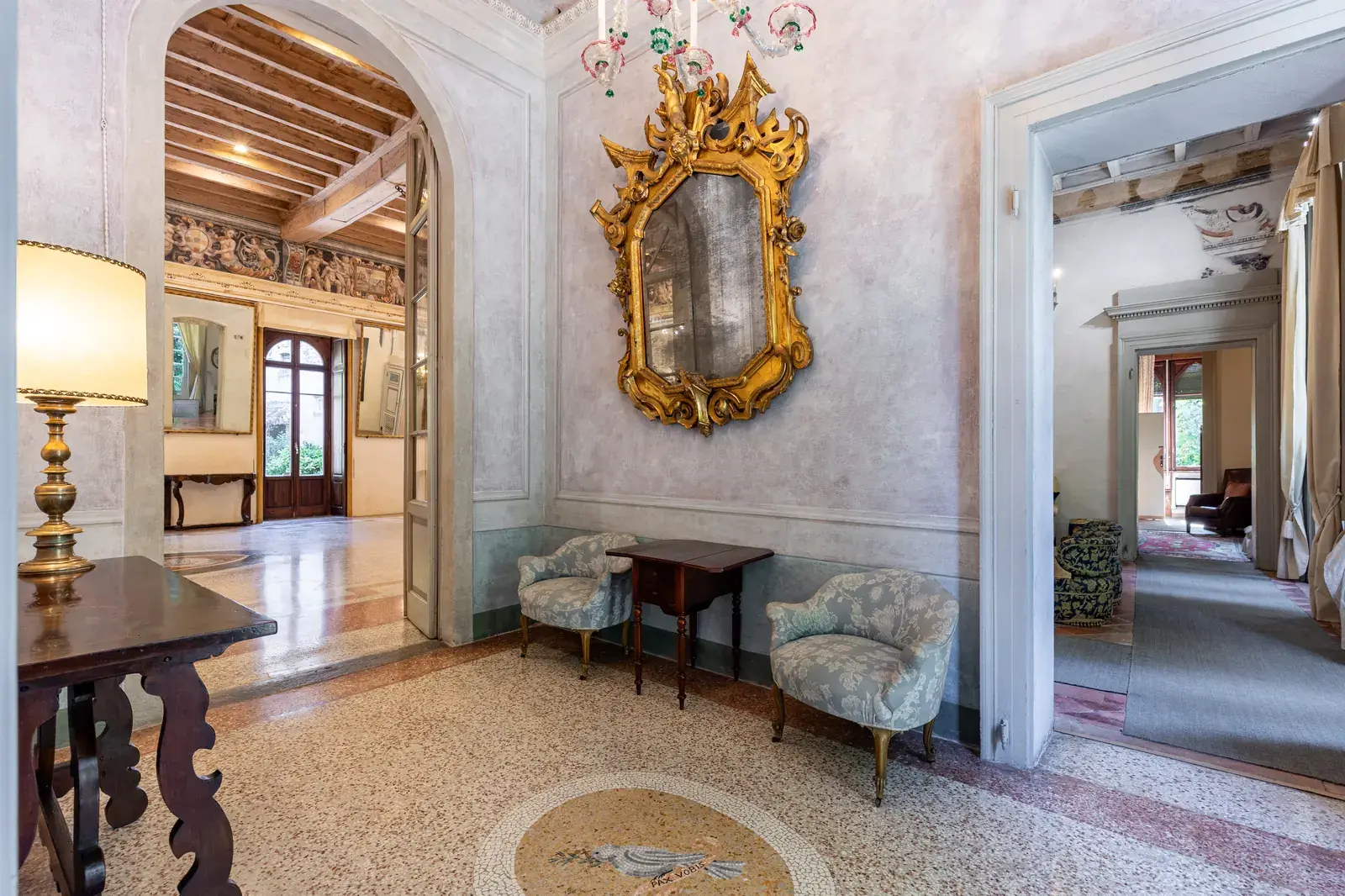 L'ingresso di Villa Parravicino Sossnovsky con uno specchio dorato