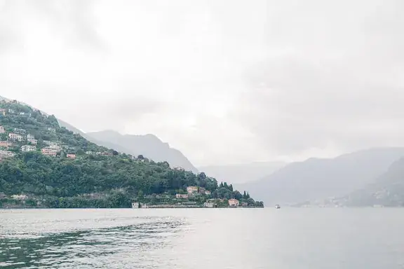 Ein Gartenblick zum Comer See hin von der Villa Revel